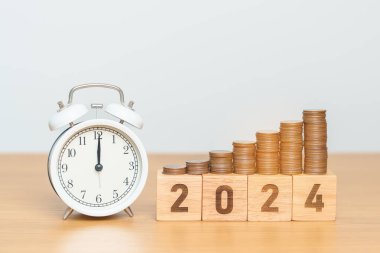Klasik çalar saatle ve 2023 'ü 2024 bloğa çevirerek mutlu yıllar. Çözüm, Hedefler, Plan, Eylem, Para Tasarruf, Emeklilik Fonu, Emeklilik, Yatırım ve Mali Konsept