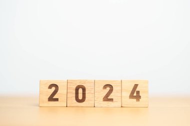 2024 yıllık blok masada. hedef, çözüm, strateji, plan, başlangıç, bütçe, misyon, eylem, motivasyon ve yeni yıl kavramları