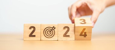 Dart tahtası simgesiyle 2023 yılı 2024 yıllığına değiştirdi. Hedef, Hedef, Çözünürlük, Strateji, Plan, Eylem, Görev, Motivasyon ve Yeni Yıl Başlangıç kavramları