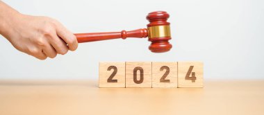 2024 blok, Yargıç Gavin 'in masasında. Hukuk, avukat, yargı, adalet açık artırması ve teklif konsepti