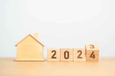 2023 'ten 2024' e kadar ev modeliyle çevirin. gayrimenkul, ev kredisi, vergi, yatırım, finans, tasarruf ve yeni yıl kararı kavramları