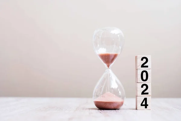 2024 Text Clepsidră Masă Rezoluție Timp Plan Obiectiv Motivație Repornire — Fotografie, imagine de stoc
