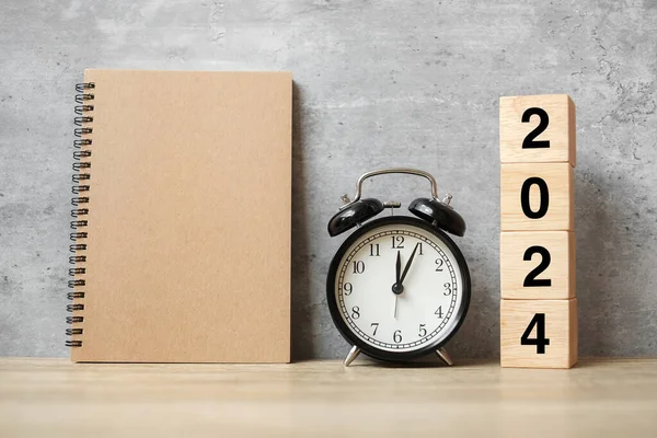 2024 白いノート 黒いレトロ警報時計および木の数が付いている幸せな新年 カウントダウン ゴール プラン アクション ミッションコンセプト — ストック写真
