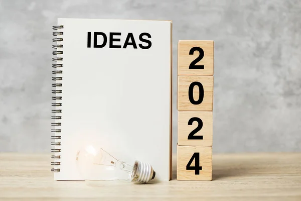 2024 Kostky Textového Dřeva Ideas Slovo Žárovkou Stole Nový Rok — Stock fotografie