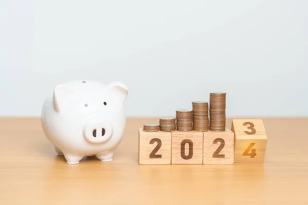 祝大家新年快乐 小猪银行和翻腾2023改为2024块 退休基金 退休金 投资及金融概念 — 图库照片