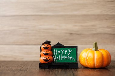 Afiş arkaplanı için fotokopi alanı olan portakal kabağı. Mutlu Cadılar Bayramı, Hello October, güz sezonu, şenlik, parti ve tatil konsepti