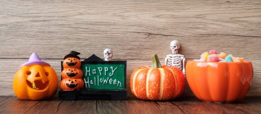 Hayalet şekerleri, balkabağı, kase ve dekoratif ile Cadılar Bayramı 'nız kutlu olsun. Trick or Threat, Hello October, güz, şenlik, parti ve tatil konsepti