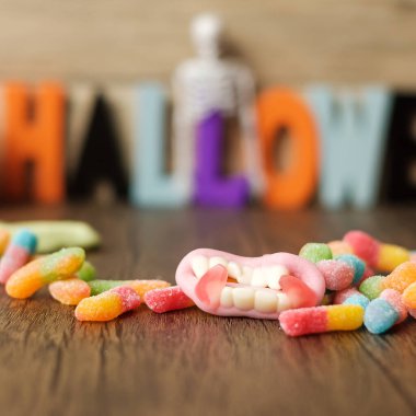 Hayalet şekerleri, balkabağı kasesi, Jack O feneri ve dekoratif odak ile Cadılar Bayramı 'nız kutlu olsun. Trick or Threat, Hello October, güz, şenlik, parti ve tatil konsepti
