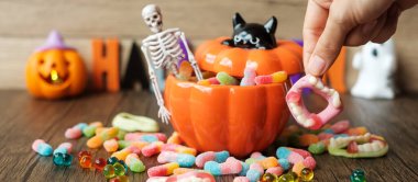 Hayalet şekerleri, balkabağı kasesi, Jack O feneri ve dekoratif odak ile Cadılar Bayramı 'nız kutlu olsun. Trick or Threat, Hello October, güz, şenlik, parti ve tatil konsepti