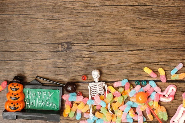 ゴーストキャンディー カボチャ ボウル 装飾と幸せなハロウィーンの日 トリックや脅威 こんにちは10月 パーティーや休日のコンセプト — ストック写真