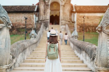 Beyaz şapkalı ve çantalı genç Asyalı gezgin Lampang Luang, Tayland, Lampang 'a turist ziyareti Asya Seyahati, Tatil ve yaz tatili konsepti