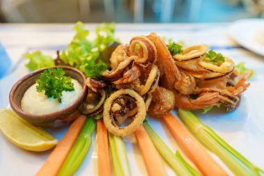 İtalyan yemeği, kızarmış deniz ürünleri, ahtapot, karides, kalamar ve limon dilimi. İtalya fast food ve aperatifleri