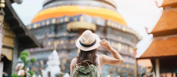 Joven Mujer Asiática Viajero Vestido Blanco Con Sombrero Bolsa Viaje — Foto de Stock