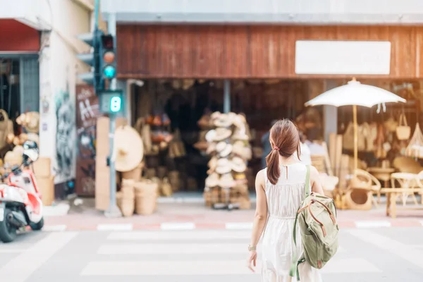 Joven Mujer Asiática Viajera Vestido Con Sombrero Viajando Tienda Mimbre — Foto de Stock