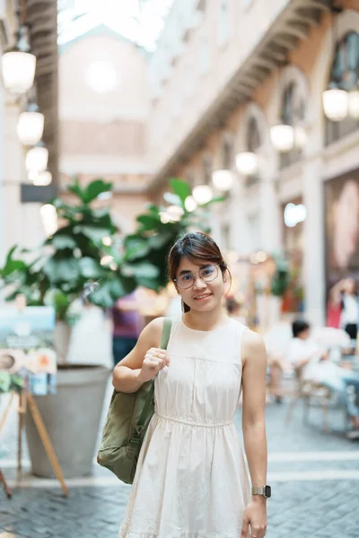 Joven Mujer Asiática Viajero Vestido Amarillo Con Bolsa Viaje Nimman — Foto de Stock