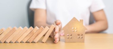 El, odun bloklarını düşürmeyi bırak ve ev modelini koru. Kriz, Sonbahar İşletmeleri, Risk, Ekonomik durgunluk, Geliştirici, Gayrimenkul ve Gayrimenkul kavramı