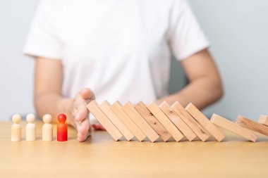 Tahta domino taşlarını masaya düşürme. Kriz, Sonbahar İşletmeleri, Risk Yönetimi, Ekonomik durgunluk, Strateji ve Çözümler Konsepti