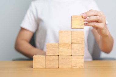 Elle yerleştirmek ya da binanın ahşap bloğunu çekmek. İş planlaması, Risk Yönetimi, Çözüm ve Strateji Kavramları