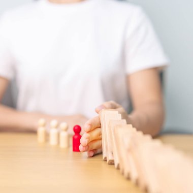 Tahta domino taşlarını masaya düşürme. Kriz, Sonbahar İşletmeleri, Risk Yönetimi, Ekonomik durgunluk, Strateji ve Çözümler Konsepti