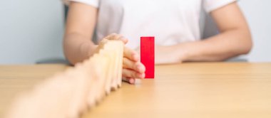 Tahta domino taşlarını masaya düşürme. Kriz, Sonbahar İşletmeleri, Risk Yönetimi, Ekonomik durgunluk, Strateji ve Çözümler Konsepti
