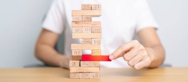 Elle çekilen tahta blok kulesi masanın üzerinde. İş planlaması, Risk Yönetimi, Çözüm, lider, strateji, kriz, düşen iş ve ekonomik durgunluk kavramı