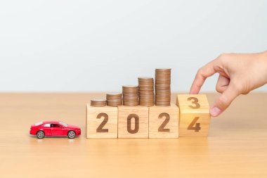 2023 'te araba modeli, para yığını ve otomobil vergisi ile 2024 yıllık bloğa geçiş. Para Tasarruf, Araba Sigortası, Finans, Araç Tamir ve Bakım ve Yeni Yıl Konsepti