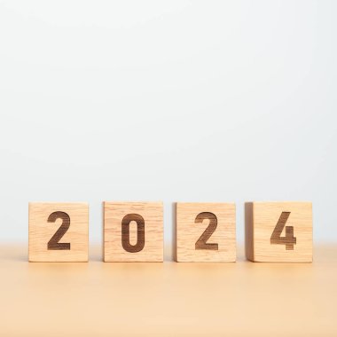2024 yıllık blok masada. hedef, çözüm, strateji, plan, başlangıç, bütçe, misyon, eylem, motivasyon ve yeni yıl kavramları