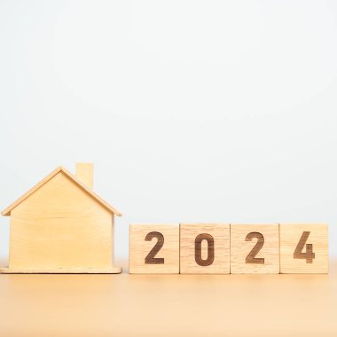 Ev modeliyle 2024 blok. gayrimenkul, ev kredisi, vergi, yatırım, finans, tasarruf ve yeni yıl kararı kavramları