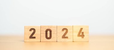 2024 yıllık blok masada. hedef, çözüm, strateji, plan, başlangıç, bütçe, misyon, eylem, motivasyon ve yeni yıl kavramları