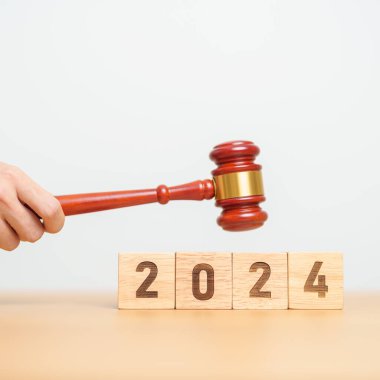 2024 blok, Yargıç Gavin 'in masasında. Hukuk, avukat, yargı, adalet açık artırması ve teklif konsepti