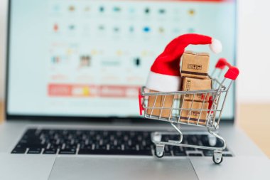 Christmas Online Alışveriş konsepti. Dizüstü bilgisayarında alışveriş arabası olan kutular. Noel ve Yeni Yıl tatili, ekom, nakliye teslimatı, lojistik ve Siber Pazartesi boyunca indirim