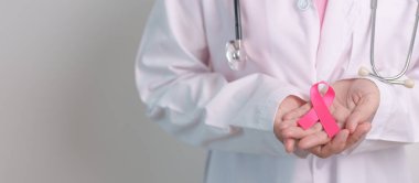 Pembe Ekim Göğüs Kanseri Bilinci Ayı, Pembe Kurdeleli doktor, insanların hayatını ve hastalıklarını desteklemek için hastanede. Ulusal Kanserden kurtulanlar ayı, Anne ve Dünya Kanser Günü konsepti