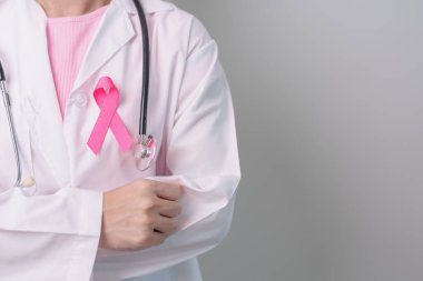 Pembe Ekim Göğüs Kanseri Bilinci Ayı, Pembe Kurdeleli doktor, insanların hayatını ve hastalıklarını desteklemek için hastanede. Ulusal Kanserden kurtulanlar ayı, Anne ve Dünya Kanser Günü konsepti
