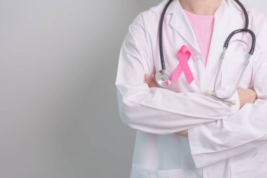 Pembe Ekim Göğüs Kanseri Bilinci Ayı, Pembe Kurdeleli doktor, insanların hayatını ve hastalıklarını desteklemek için hastanede. Ulusal Kanserden kurtulanlar ayı, Anne ve Dünya Kanser Günü konsepti