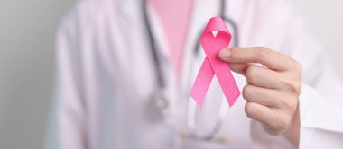 Pembe Ekim Göğüs Kanseri Bilinci Ayı, Pembe Kurdeleli doktor, insanların hayatını ve hastalıklarını desteklemek için hastanede. Ulusal Kanserden kurtulanlar ayı, Anne ve Dünya Kanser Günü konsepti
