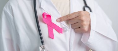 Pembe Ekim Göğüs Kanseri Bilinci Ayı, Pembe Kurdeleli doktor, insanların hayatını ve hastalıklarını desteklemek için hastanede. Ulusal Kanserden kurtulanlar ayı, Anne ve Dünya Kanser Günü konsepti