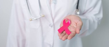 Pembe Ekim Göğüs Kanseri Bilinci Ayı, Pembe Kurdeleli doktor, insanların hayatını ve hastalıklarını desteklemek için hastanede. Ulusal Kanserden kurtulanlar ayı, Anne ve Dünya Kanser Günü konsepti