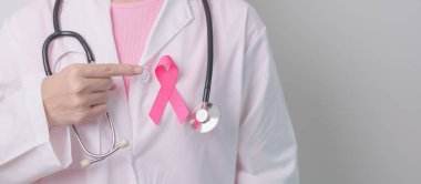 Pembe Ekim Göğüs Kanseri Bilinci Ayı, Pembe Kurdeleli doktor, insanların hayatını ve hastalıklarını desteklemek için hastanede. Ulusal Kanserden kurtulanlar ayı, Anne ve Dünya Kanser Günü konsepti