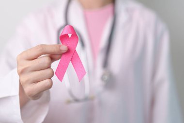 Pembe Ekim Göğüs Kanseri Bilinci Ayı, Pembe Kurdeleli doktor, insanların hayatını ve hastalıklarını desteklemek için hastanede. Ulusal Kanserden kurtulanlar ayı, Anne ve Dünya Kanser Günü konsepti