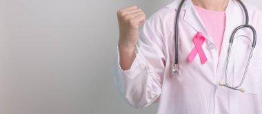 Pembe Ekim Göğüs Kanseri Bilinci Ayı, Pembe Kurdeleli doktor, insanların hayatını ve hastalıklarını desteklemek için hastanede. Ulusal Kanserden kurtulanlar ayı, Anne ve Dünya Kanser Günü konsepti