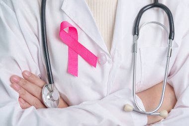 Pembe Ekim Göğüs Kanseri Bilinci Ayı, Pembe Kurdeleli doktor, insanların hayatını ve hastalıklarını desteklemek için hastanede. Ulusal Kanserden kurtulanlar ayı, Anne ve Dünya Kanser Günü konsepti