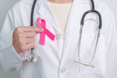 Pembe Ekim Göğüs Kanseri Bilinci Ayı, Pembe Kurdeleli doktor, insanların hayatını ve hastalıklarını desteklemek için hastanede. Ulusal Kanserden kurtulanlar ayı, Anne ve Dünya Kanser Günü konsepti