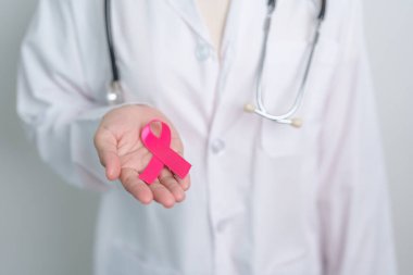 Pembe Ekim Göğüs Kanseri Bilinci Ayı, Pembe Kurdeleli doktor, insanların hayatını ve hastalıklarını desteklemek için hastanede. Ulusal Kanserden kurtulanlar ayı, Anne ve Dünya Kanser Günü konsepti