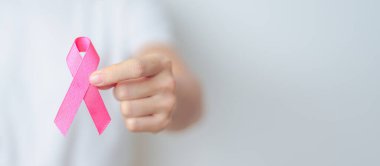 Pembe Ekim Göğüs Kanseri Farkındalığı Ayı. Pembe kurdeleli kadın, insanların hayatını ve hastalıklarını desteklemek için hastanede. Ulusal Kanserden kurtulanlar ayı, Anne ve Dünya Kanser Günü konsepti