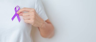 Şiddet, Pankreas, Özofagus, Testis kanseri, Alzheimer, epilepsi, lupus, Sarkoidoz ve Fibromiyalji için mor kurdele tutan kadın. Farkındalık ayı ve Dünya Kanser Günü konsepti