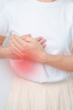 Karaciğer ağrısı olan bir kadın. Karaciğer kanseri ve tümör, sarılık, viral hepatit A, B, C, D, E, siroz, başarısızlık, büyümüş, Hepatik ensefalopati, mide sıvısı ve sağlık