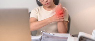 İş yerinde uzun süre bilgisayar ve fare kullanırken bilek ağrısı çeken bir kadın. De Quervain 's tenosynovitis, romatizma ergonomik, Carpal Tunnel Sendromu veya Office sendromu konsepti