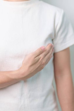 Göğüs ağrısı ve göğüs kontrolü olan bir kadın. Pembe Ekim Kanser Bilinci Ayı, Ulusal Kanser Kurtulanlar Ayı, Anne, Dünya Kanser Günü ve Sağlık Teşhisi