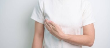 Göğüs ağrısı ve göğüs kontrolü olan bir kadın. Pembe Ekim Kanser Bilinci Ayı, Ulusal Kanser Kurtulanlar Ayı, Anne, Dünya Kanser Günü ve Sağlık Teşhisi