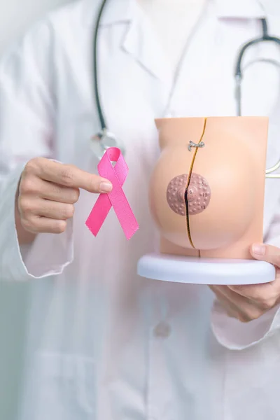 Różowy Październik Rak Piersi Świadomość Miesiąc Lekarz Kobieta Różową Wstążką — Zdjęcie stockowe